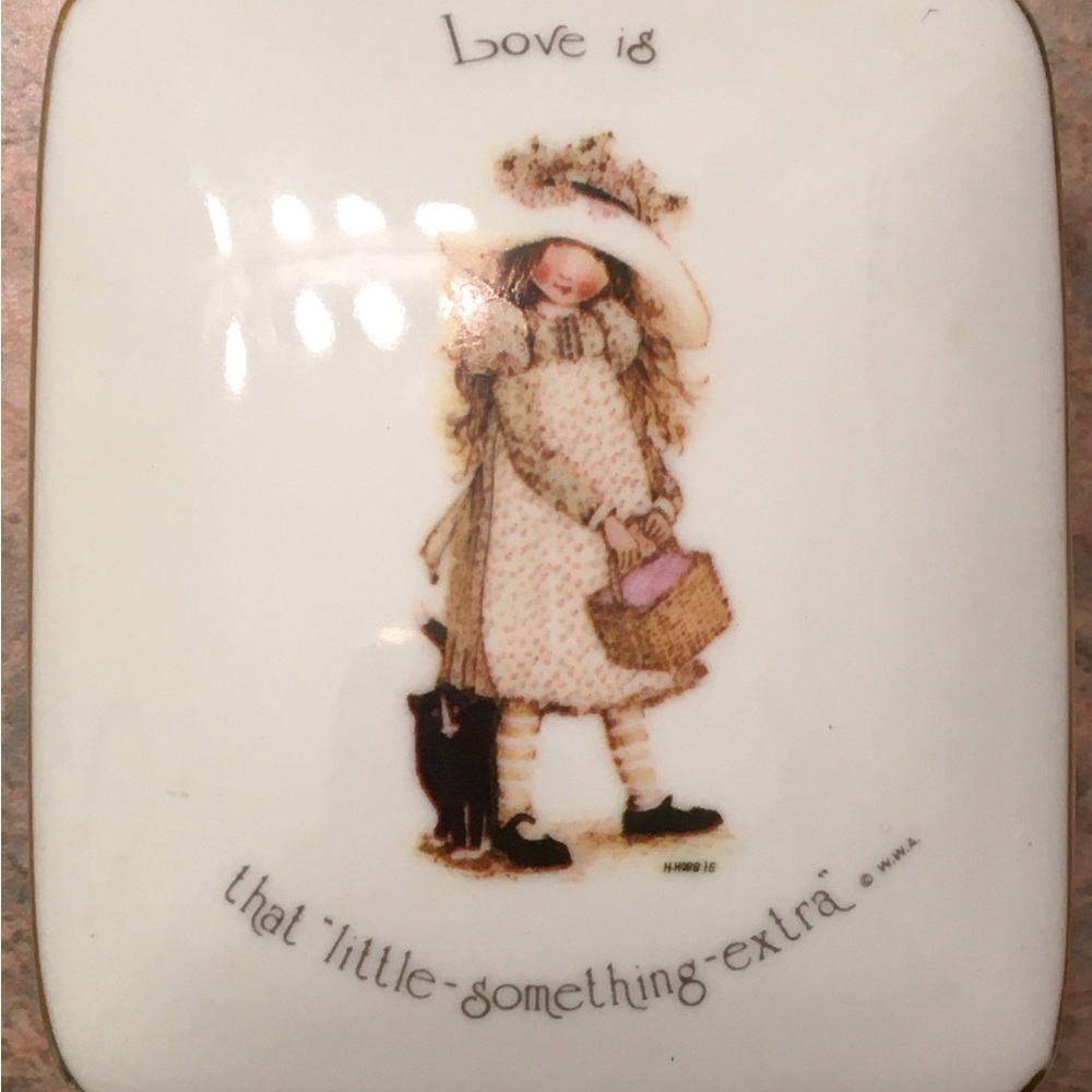 Charming Ceramic Jewelry Box with Girl and Cat Illustration